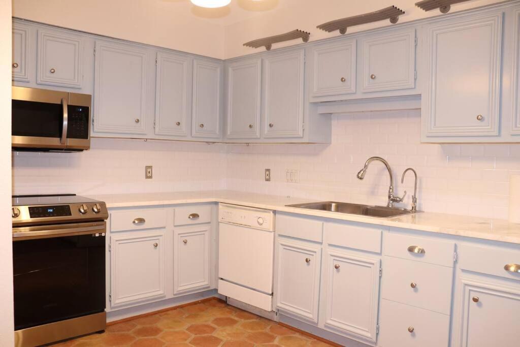 Вилла 2 Bdr With Workspace & Patio In Montrose Хьюстон Экстерьер фото